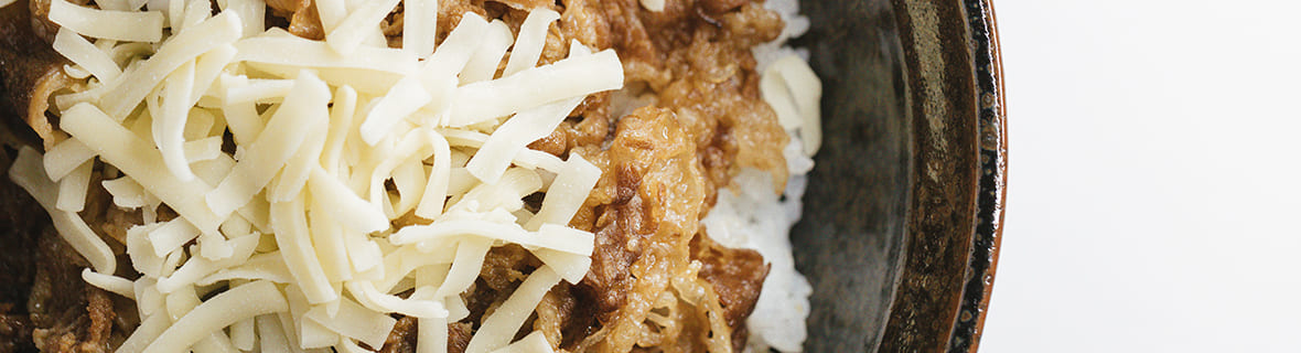 日本美食大揭密！牛丼是用日式甜醬油或味噌調味的碎牛肉片和洋蔥絲鋪在盛滿白飯的碗公內