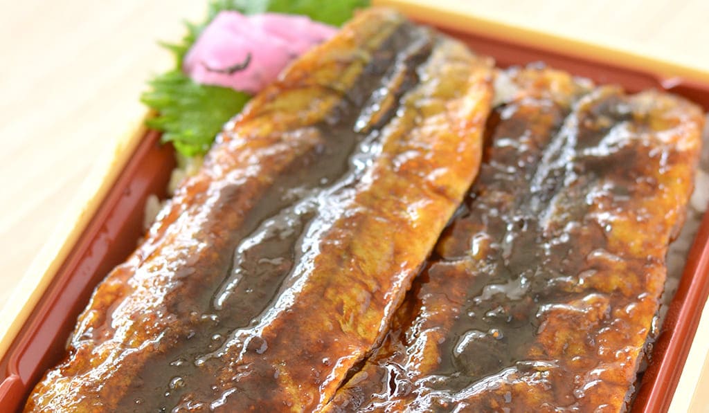 蒲燒是指將魚剖開去除魚骨後，並且在表面淋上醬油為主的甜辣口味醬料，最後用竹籤串起去燒烤