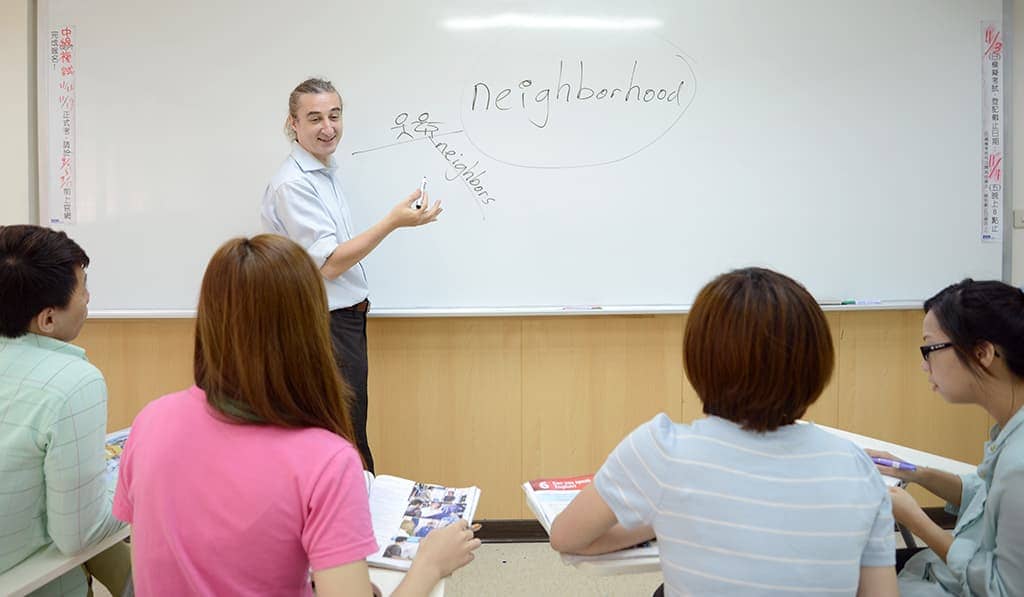 英文會話課程：採中小班互動式教學，全程互動式教學，注重學員個別的學習。
