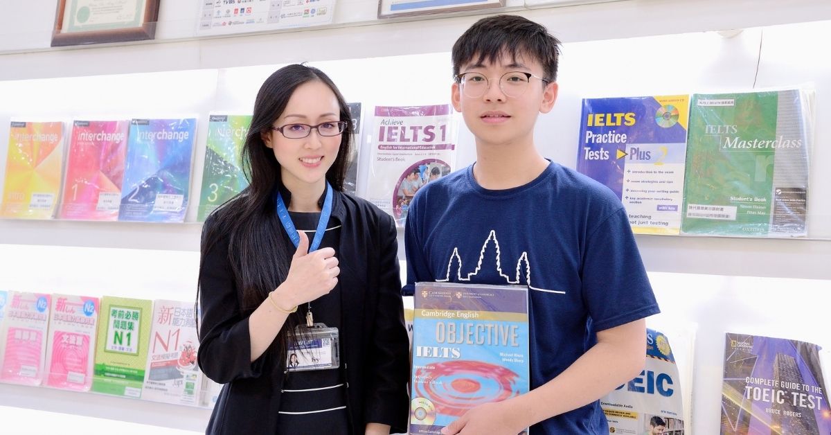 IELTS 8分李同學與雅思補習班顧問合照