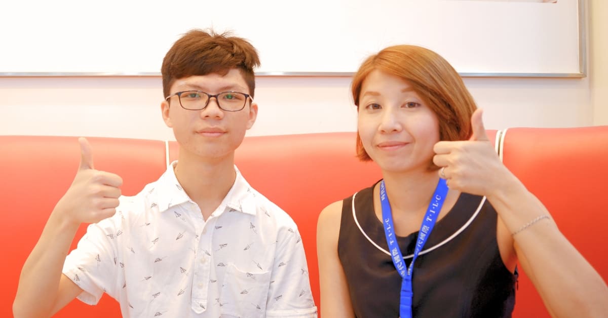 TOEIC 975分黃同學與多益補習班顧問合照